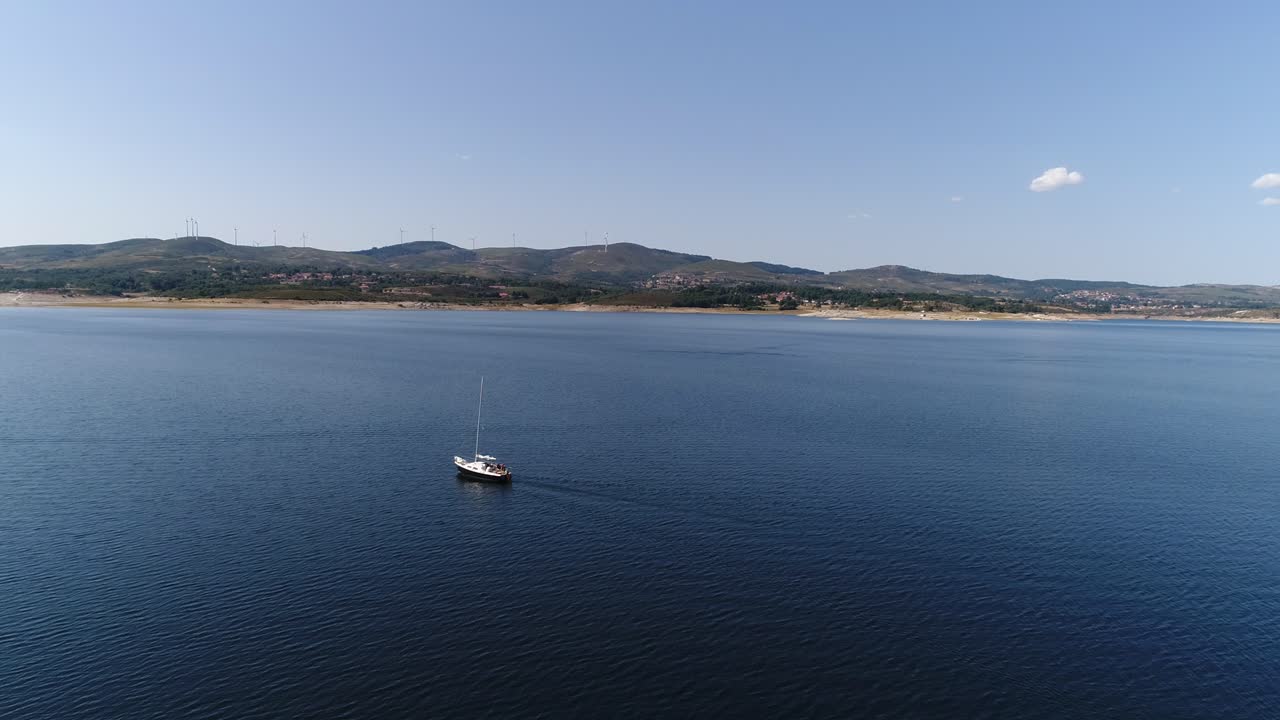 Barca nel Lago Blu in alta montagna.