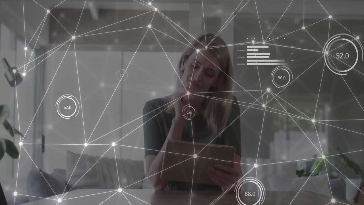 animación de una red de conexiones con datos sobre una mujer de negocios caucásica con una tableta