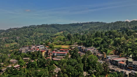 Pussellawa-Sri-Lanka-Vista-Aérea-V1-Sobre-La-Ciudad-Y-La-Carretera-A5-Hacia-La-Finca-De-Té-Rothschild-En-La-Ladera,-Capturando-Plantaciones-De-Té-En-Las-Tierras-Altas-Y-Paisajes-Montañosos---Filmado-Con-Cine-Mavic-3---Abril-De-2023