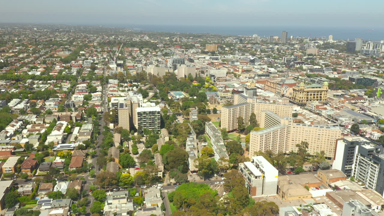 спиральное движение камеры, раскрывающее пригородный дом и жилые здания
