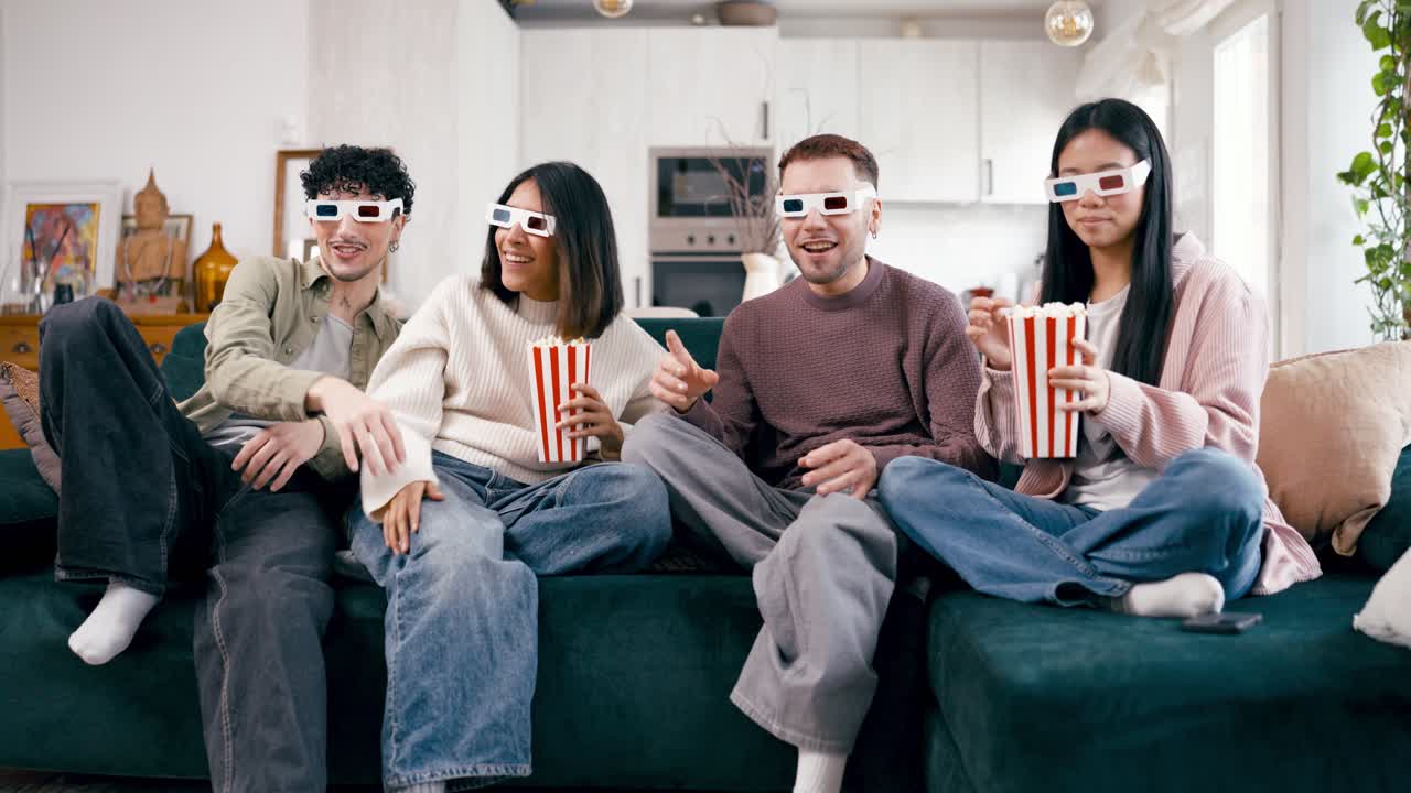 Sahabat Bahagia Menonton Film 3D dan Makan Popcorn di Sofa di Rumah