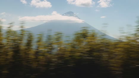 Volcán-Activo-Revelado-Desde-Detrás-Del-Bosque-Mientras-Se-Conduce