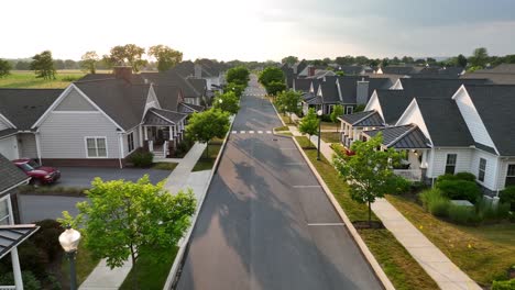 Tomas-Aéreas-Matutinas-De-Algunas-Villas-Y-Una-Carretera-Vacía-En-El-Barrio-De-Jubilados-De-Estados-Unidos