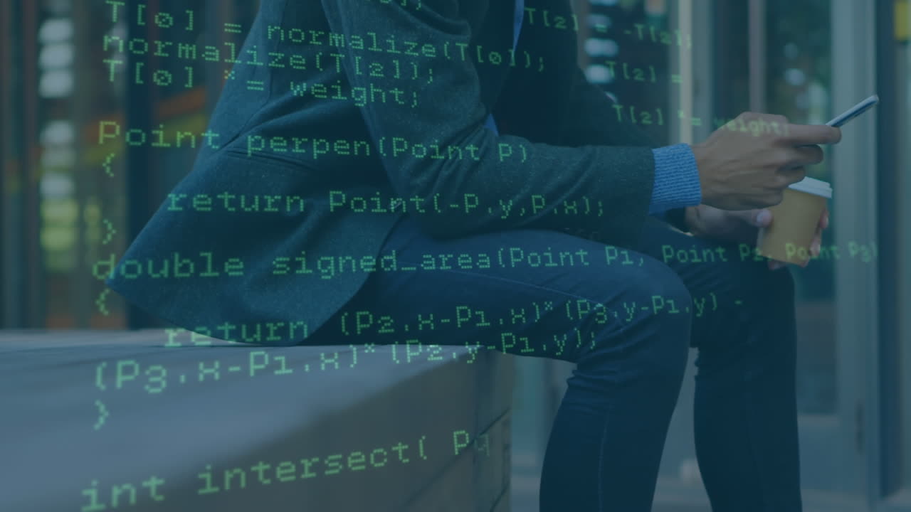 animación del procesamiento de datos sobre un empresario caucásico que usa un teléfono inteligente