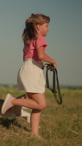 joven corriendo con su perro en la correa en tierras de cultivo soleadas, disfrutando de actividades al aire libre, la escena representa la energía, la diversión y la aventura, enfatizando el vínculo entre el niño y la mascota