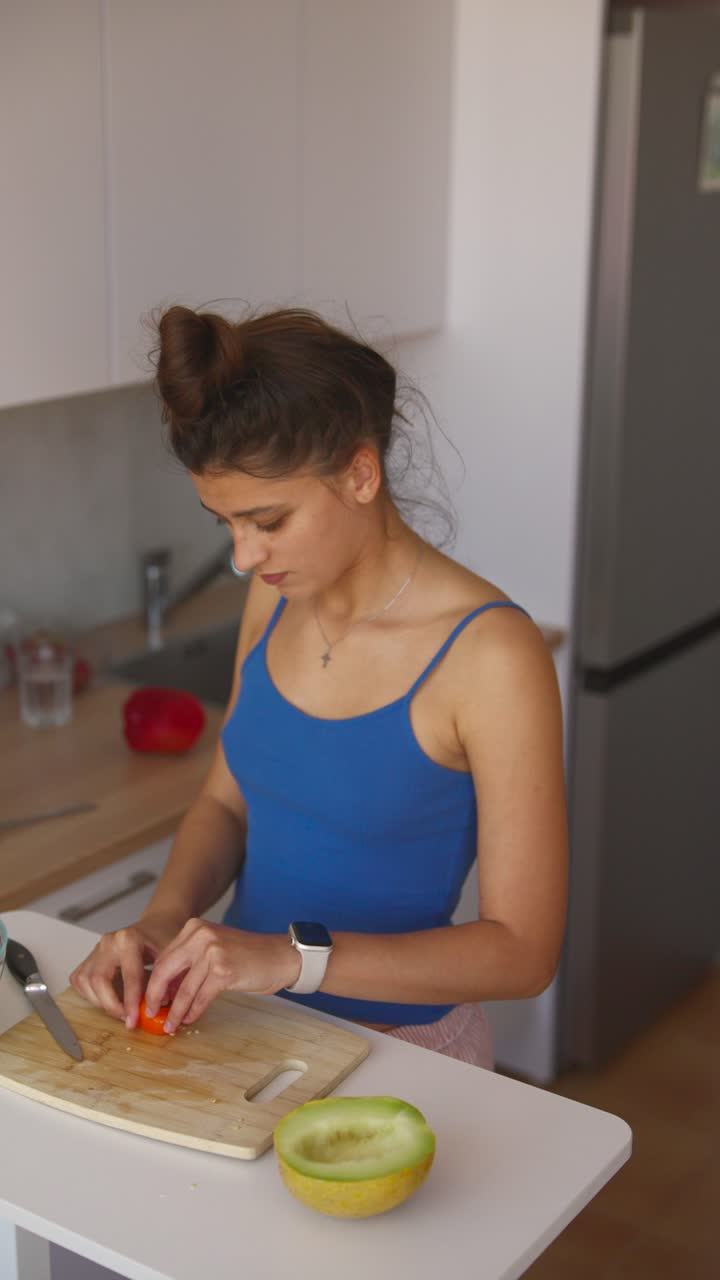 Donna che prepara un pasto in una cucina moderna