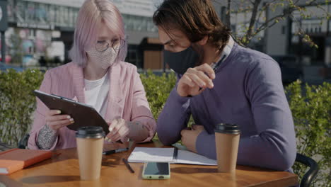 two people having a meeting in an outdoor cafe