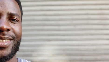 primer plano de un joven afroamericano sonriente con barba, con espacio para copiar