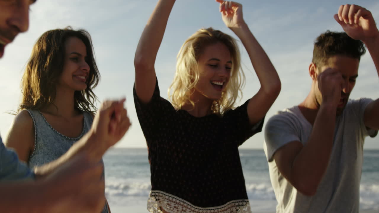 grupo de amigos bailando