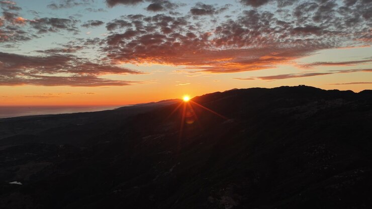 Veduta aerea della luce del tramonto che illumina le creste montuose e i profondi canyon lungo Painted Cave Road a Santa Barbara, California