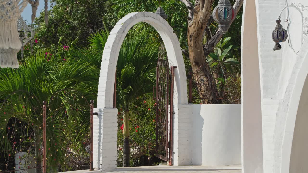 작은 집  ⁇  빌라에 해가 지는 동안 빛이 길을 안내합니다.