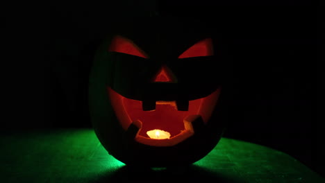 linterna de calabaza espeluznante de halloween en la oscuridad