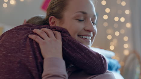 Niño-Feliz-Abrazando-A-Su-Madre-Disfrutando-De-Una-Madre-Amorosa-Abrazando-A-Su-Hijo-En-Casa-Imágenes-De-4k