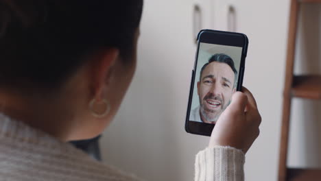 Mujer-Joven-Teniendo-Video-Chat-Usando-Un-Teléfono-Inteligente-En-Casa-Charlando-Con-Su-Novio-Disfrutando-De-Una-Conversación-Compartiendo-Su-Estilo-De-Vida-Comunicándose-Con-Un-Teléfono-Móvil