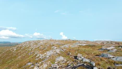 Blaheia-Mountain,-Norway---A-Breathtaking-Sight-of-a-Rugged-Mountain-Landscape---Drone-Flying-Forward