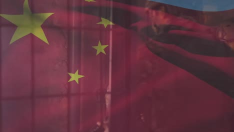 animación de la bandera de ee.uu. y china sobre varios soldados