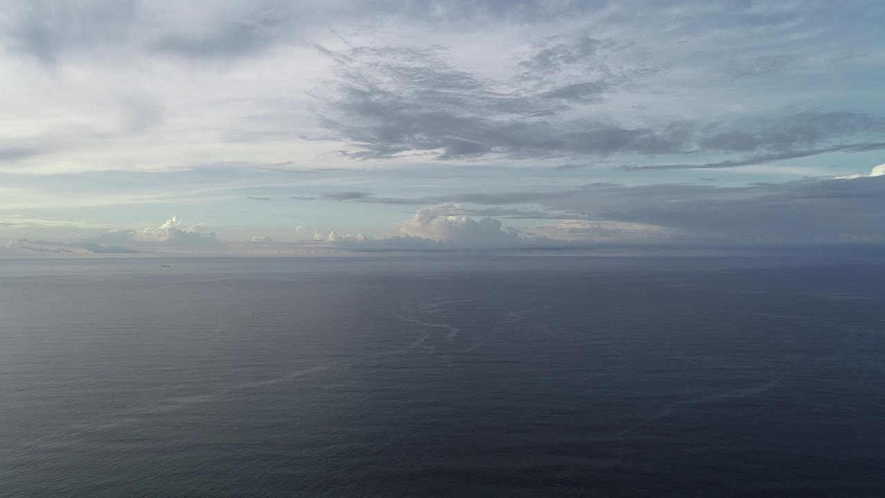 vista aérea. imágenes aéreas de drones de las olas del océano por la mañana
