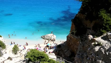 Playa-Secreta-Entre-Montañas-En-Sardaigna