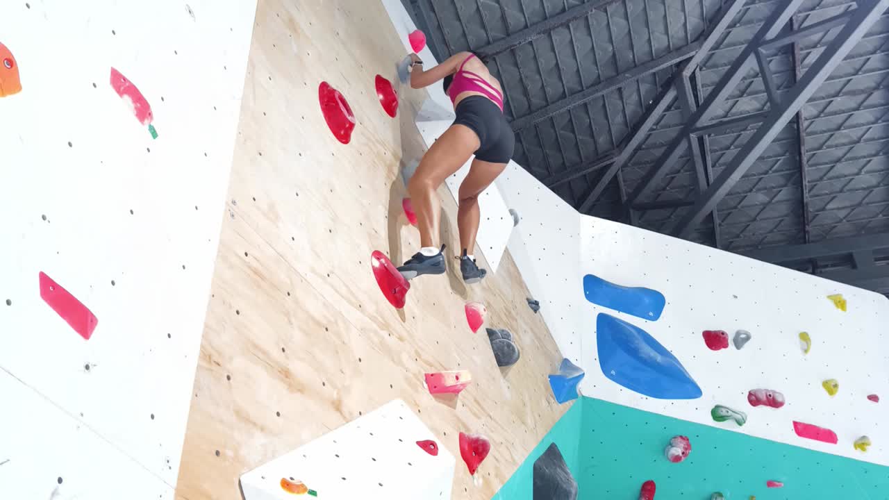 Mulher praticando boulder