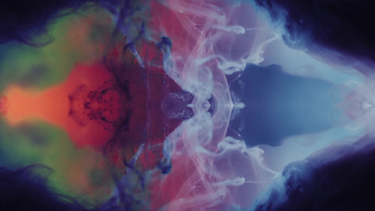 mezcla de tinta de colores en cámara lenta sobre fondo negro