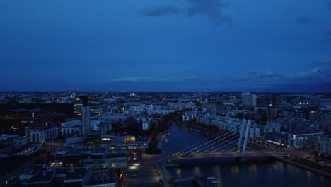 Rica-Vista-Aérea-De-La-Hora-Azul-Del-Tráfico-De-Helsinki-En-El-Puente-Crusell,-Aleta