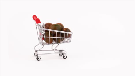 el carrito de un supermercado lleno de tomates de cereza negra se acumula con gotas de agua. aislado en el fondo blanco. primer plano. macro.