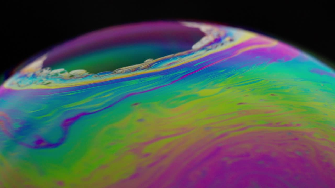 patrones abstractos coloridos girando en una superficie de burbuja de jabón