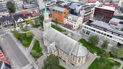 fotografía de un avión no tripulado de la catedral de tromsø, noruega