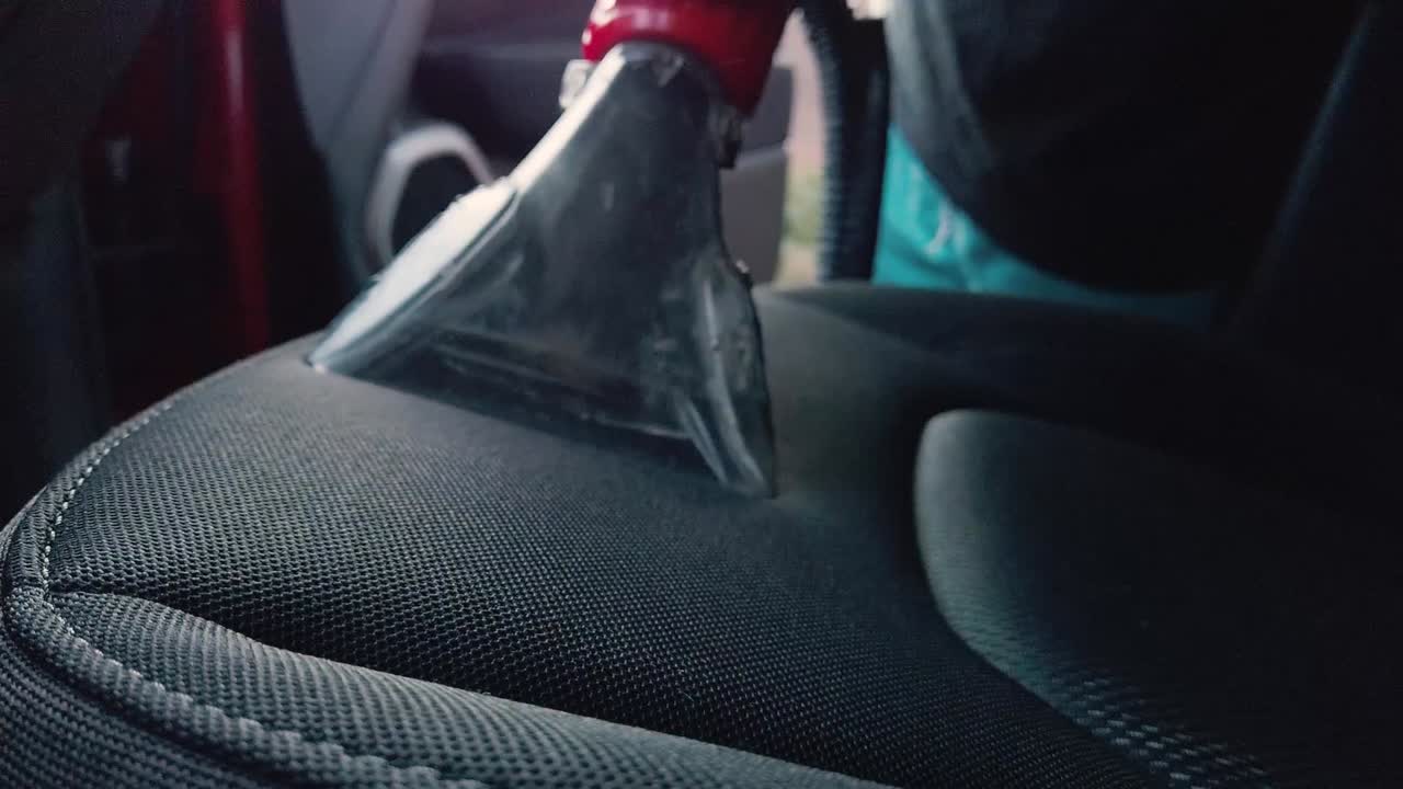 primer plano de la máquina que absorbe el líquido desinfectante del asiento del pasajero