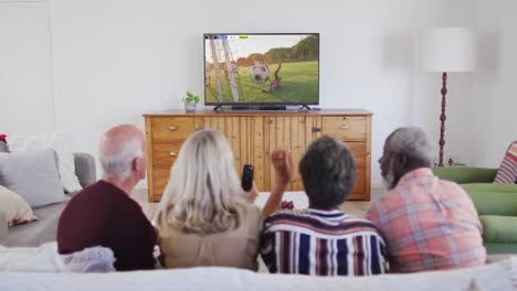 Video-Einer-Gruppe-älterer-Menschen,-Die-Auf-Der-Couch-Sitzen-Und-Sich-Ein-Fußballspiel-Ansehen