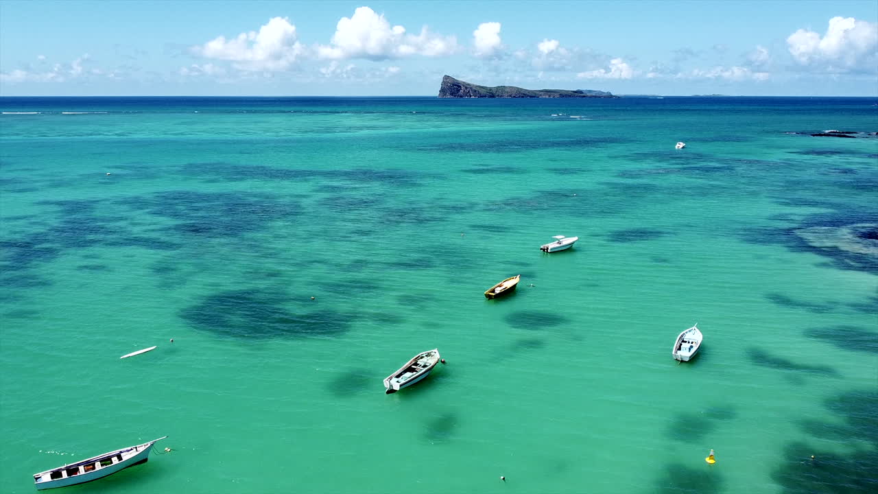Travelling aéreo lento de avance de barcos en el cristalino océano Índico en verano