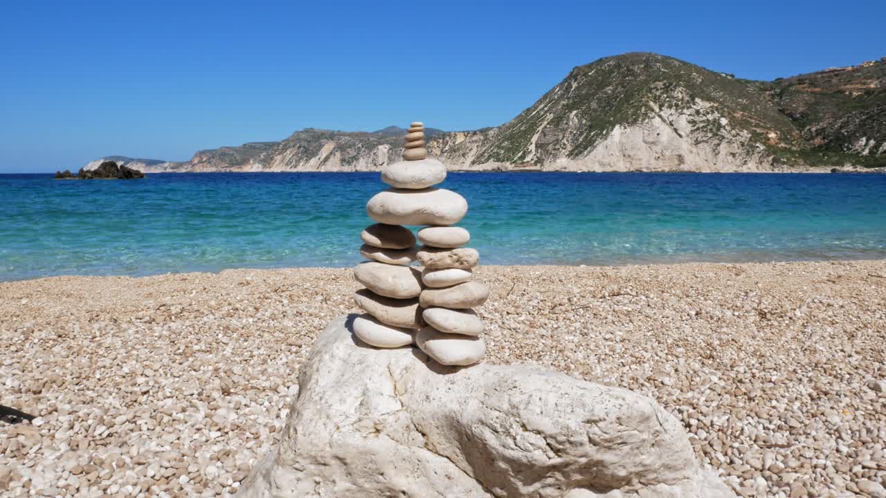 그리스의 아기아 엘레니 해변에 있는 암석 스택 - 넓고 정적