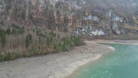 Klöntalersee-Glarus-Schweiz-See-Wald-Und-Bergwand