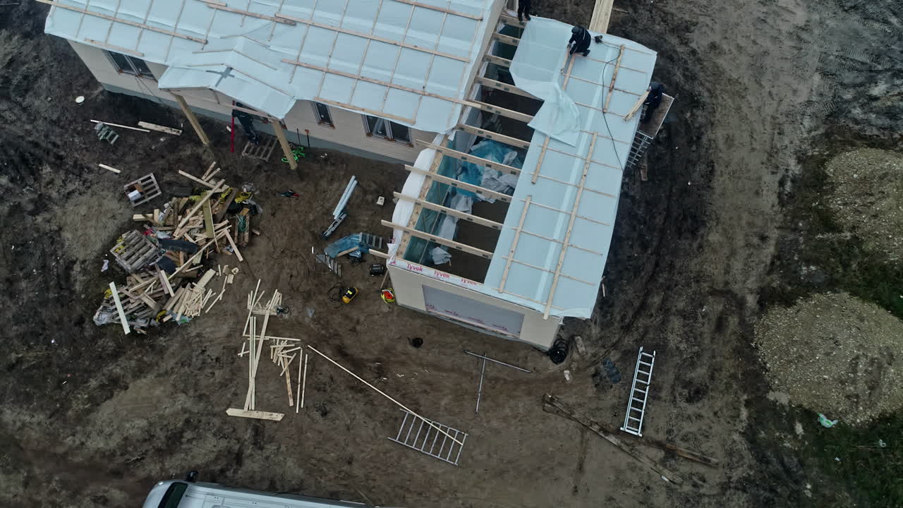 edificio residencial inacabado con aislamiento de chapa de plástico instalado bajo el techo