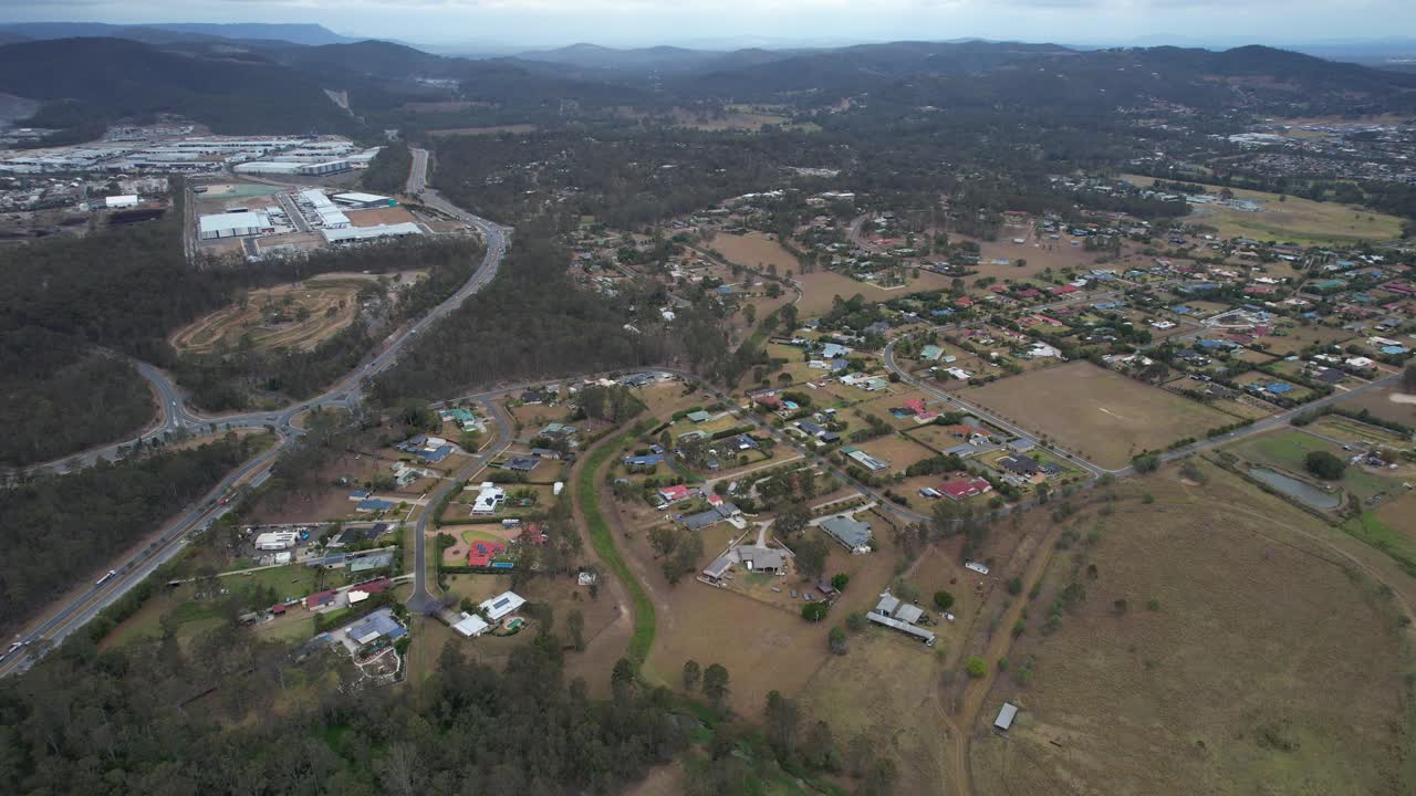 el parque david arbon con el parque de motocross de stanmore en la distancia