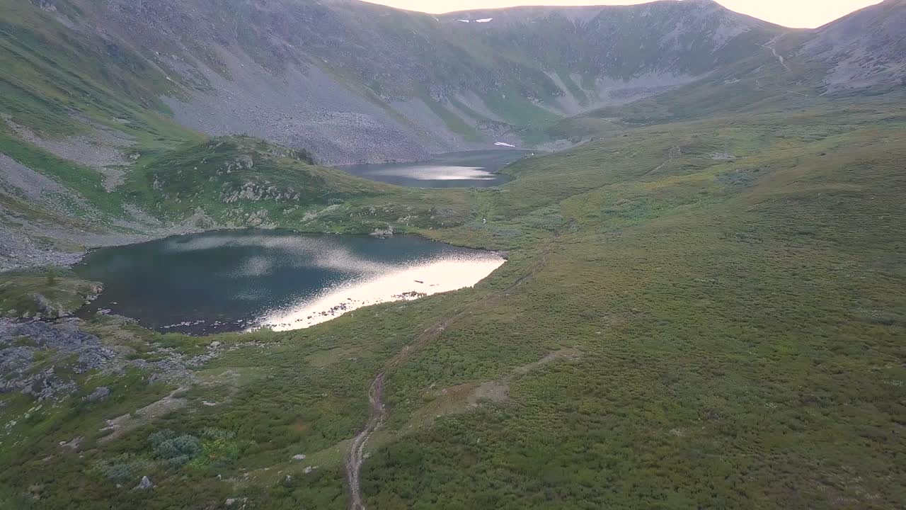 호수 가 있는 산 계곡