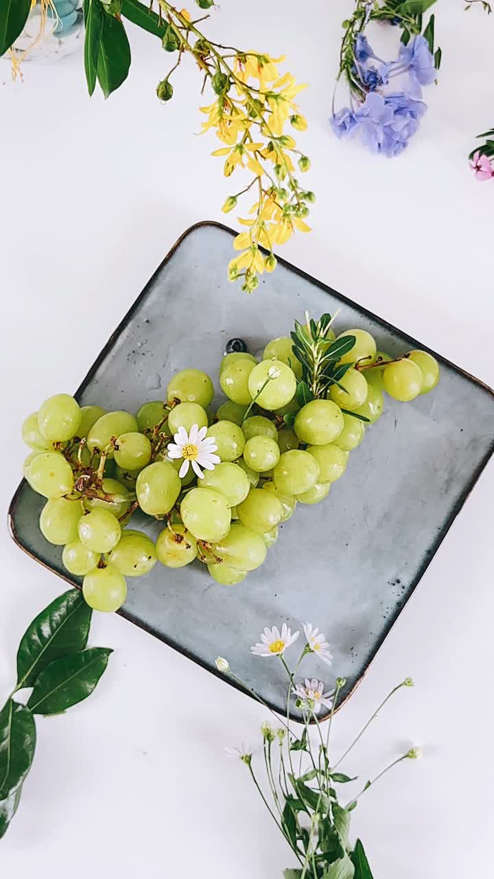 uvas verdes frescas con flores