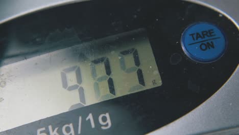 changing-numbers-on-kitchen-scales-screen-to-zero-macro