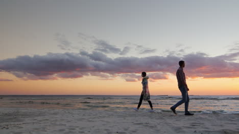 Un-Hombre-Y-Una-Mujer-Se-Cruzan-En-La-Playa-Al-Atardecer-Encuentros-Aleatorios-Y-Despedidas