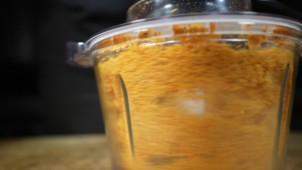 primer plano disparar mezclando chips en un procesador de alimentos