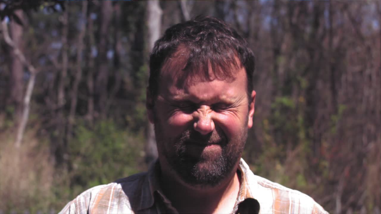 물풍선에 맞고 있는 남자의 슬로우 모션 샷