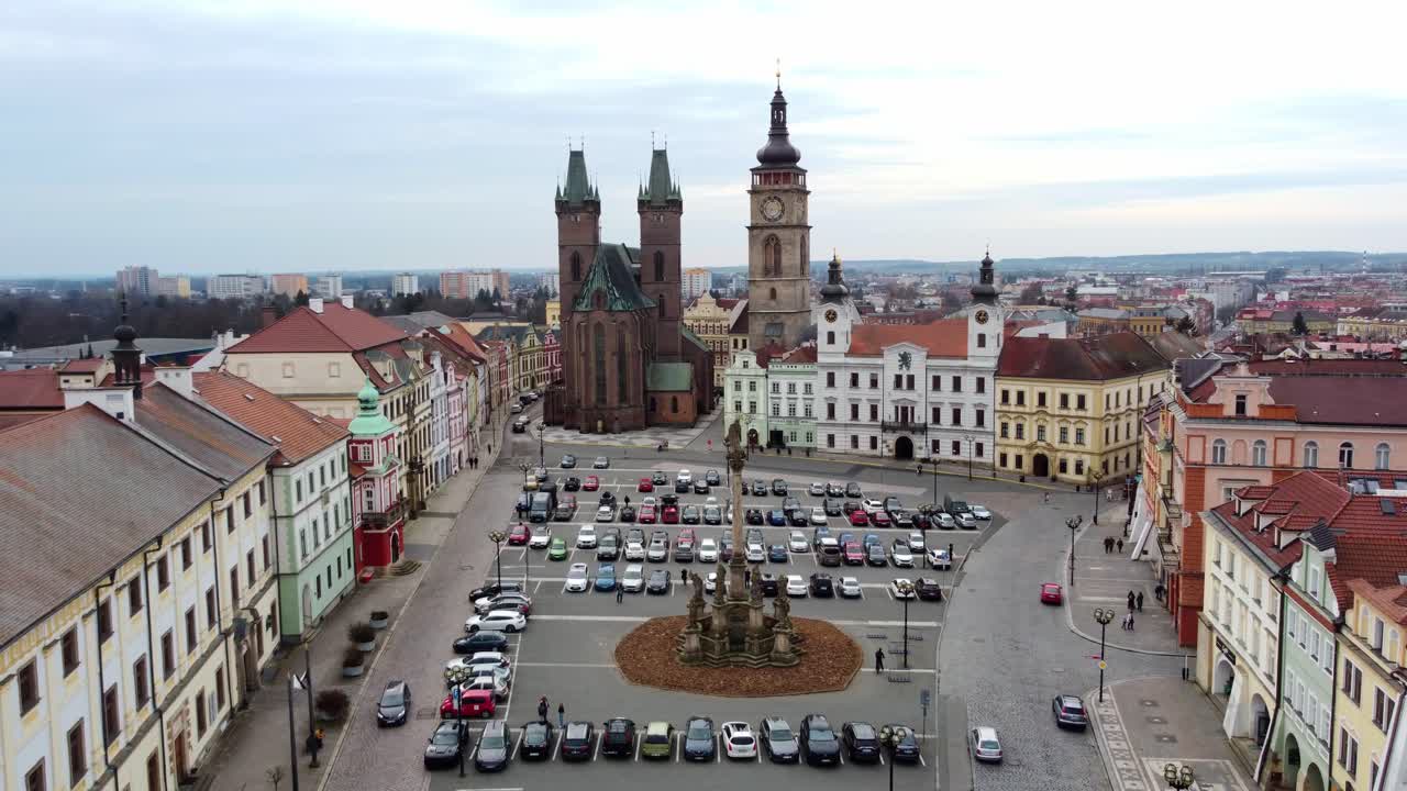 panorama de la plaza principal en el centro de la ciudad de hradec kralove en la república checa