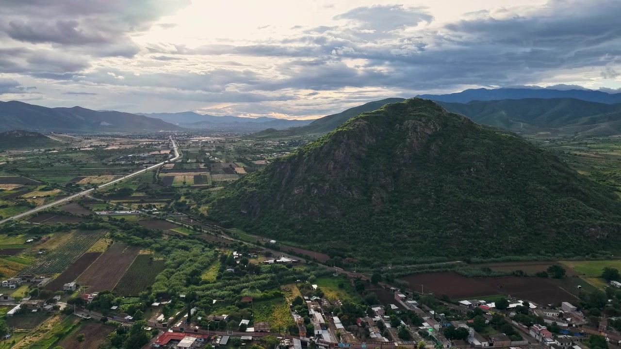 Incredibile hyperlapse con drone che rivela nuvole colorate sui paesaggi di Oaxaca.