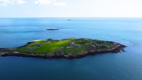 Aerial-Fly-By-over-Dalkey-Island-in-Dublin,-Ireland