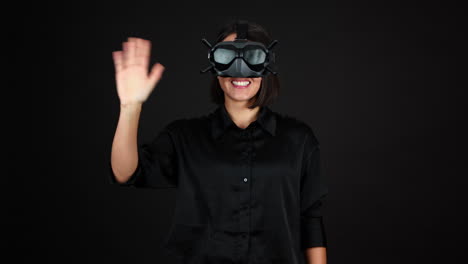 Mujer-Joven-Con-Auriculares-De-Gafas-Vr-Y-Saludando-A-La-Cámara,-Cámara-Lenta,-Fondo-Negro