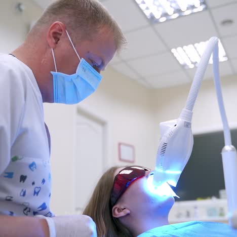 procedimiento dental en la clínica