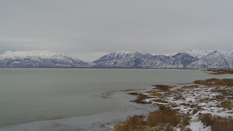 Luftdrohnenaufnahmen-Vom-Südende-Des-Utah-Lake-Im-Winter-Mit-Blick-Auf-Die-Berge