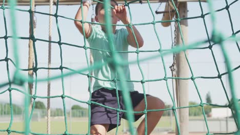 Niño-Caucásico-Entrenando-En-El-Campo-De-Entrenamiento