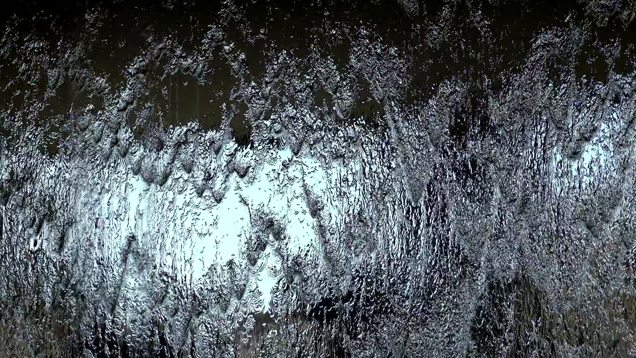 video en bucle de fuerte lluvia en la ventana en 4k