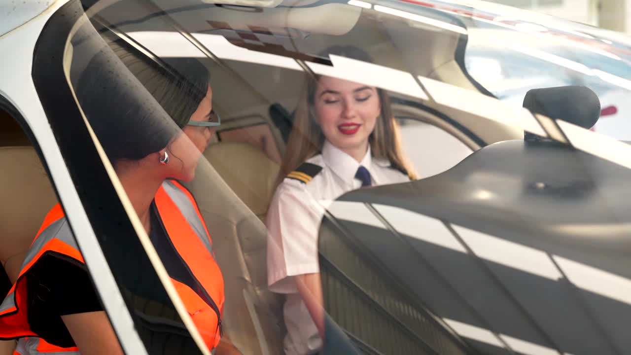 Piloti all'interno della cabina di pilotaggio di un aereo